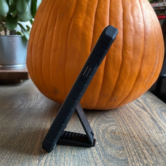 iPhone 12/12Pro standing phone case. - Picture 7 of 7